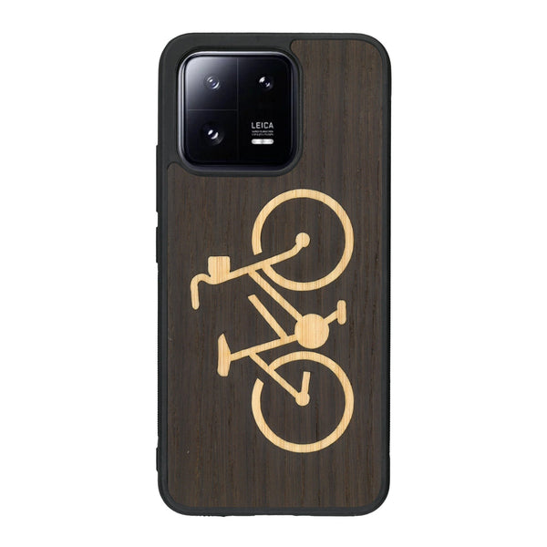 Coque de protection en bois véritable fabriquée en France pour Xiaomi Mi 13 sur le theme du vélo et de l'outdoor qui allie du bambou et du chêne fumé représentant un vélo