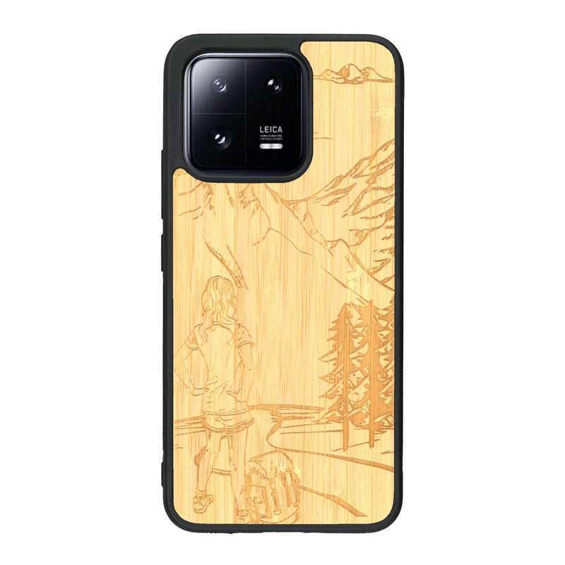 Coque de protection en bois véritable fabriquée en France pour Xiaomi Mi 13 sur le thème de la randonnée en montagne et de l'aventure avec une gravure représentant une femme de dos face à un paysage de nature