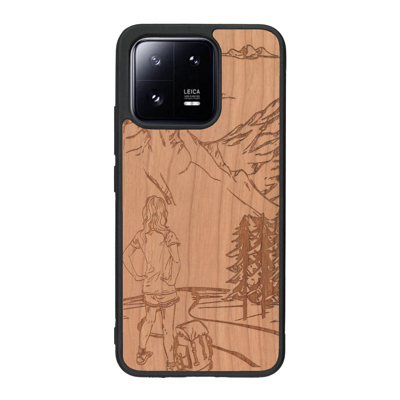 Coque de protection en bois véritable fabriquée en France pour Xiaomi Mi 13 sur le thème de la randonnée en montagne et de l'aventure avec une gravure représentant une femme de dos face à un paysage de nature