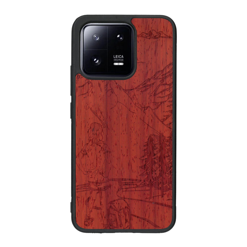 Coque de protection en bois véritable fabriquée en France pour Xiaomi Mi 13 sur le thème de la randonnée en montagne et de l'aventure avec une gravure représentant une femme de dos face à un paysage de nature