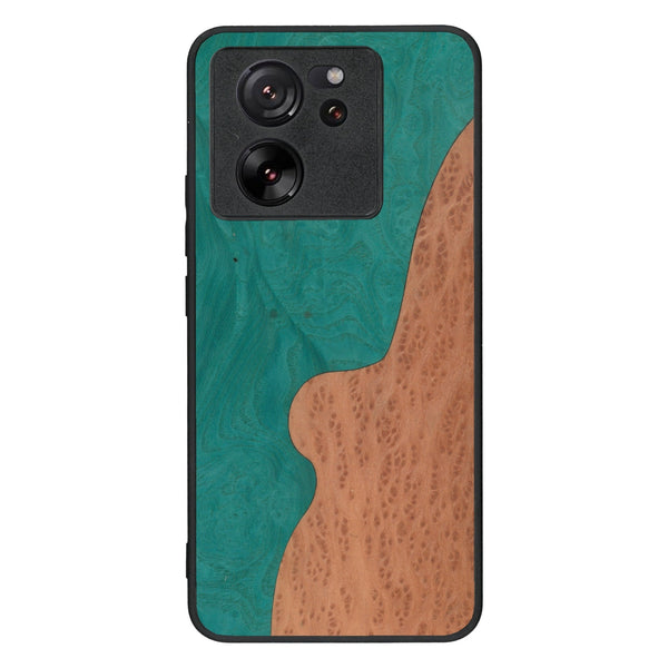 Coque de protection en bois véritable fabriquée en France pour Xiaomi Mi 13T alliant plusieurs essences de bois pour représenter une plage paradisiaque