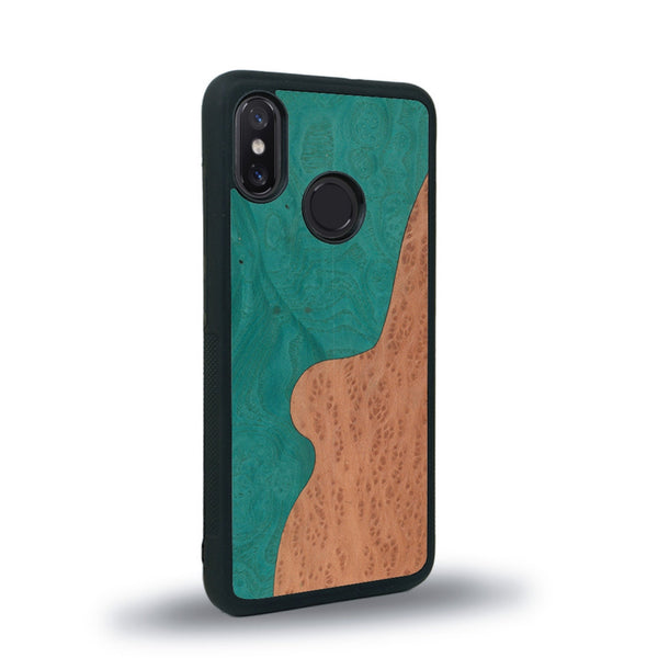 Coque de protection en bois véritable fabriquée en France pour Xiaomi Mi 8 alliant plusieurs essences de bois pour représenter une plage paradisiaque