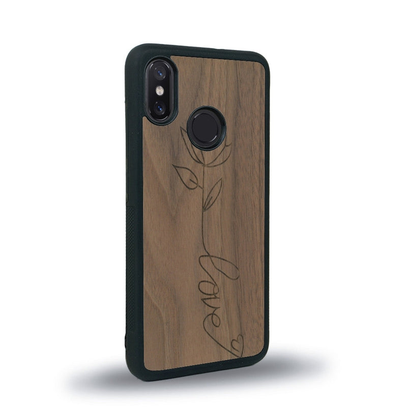 Coque de protection en bois véritable fabriquée en France pour Xiaomi Mi 8 sur le thème de la fête des mères avec un motif représentant une fleur dont la tige forme le mot "love"