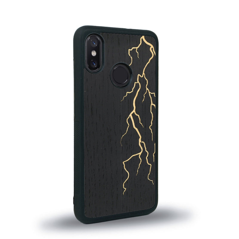 Coque de protection en bois véritable fabriquée en France pour Xiaomi Mi 8 alliant plusieurs essences de bois pour représenter un éclair divin