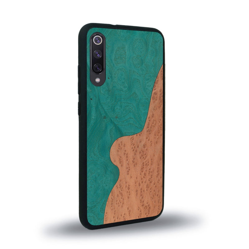 Coque de protection en bois véritable fabriquée en France pour Xiaomi Mi 9SE alliant plusieurs essences de bois pour représenter une plage paradisiaque