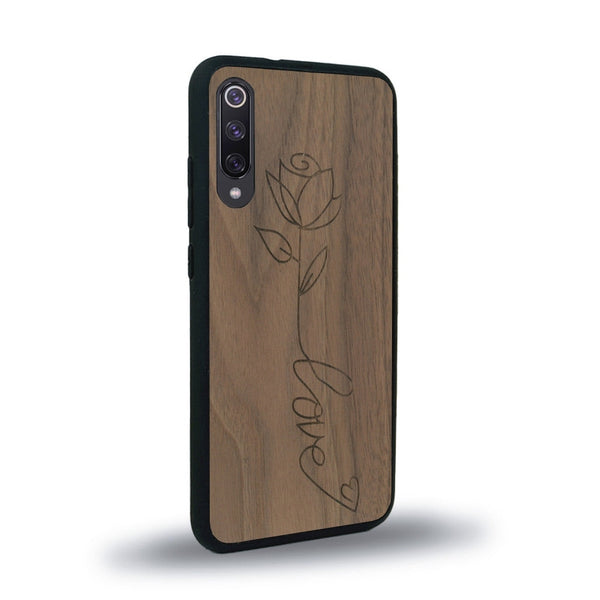 Coque de protection en bois véritable fabriquée en France pour Xiaomi Mi 9SE sur le thème de la fête des mères avec un motif représentant une fleur dont la tige forme le mot "love"