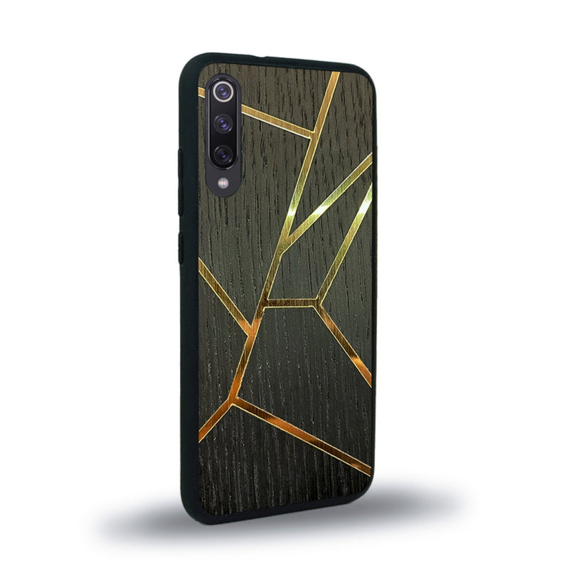 Coque de protection en bois véritable fabriquée en France pour Xiaomi Mi 9SE alliant plusieurs essences de bois pour représenter des fragments design