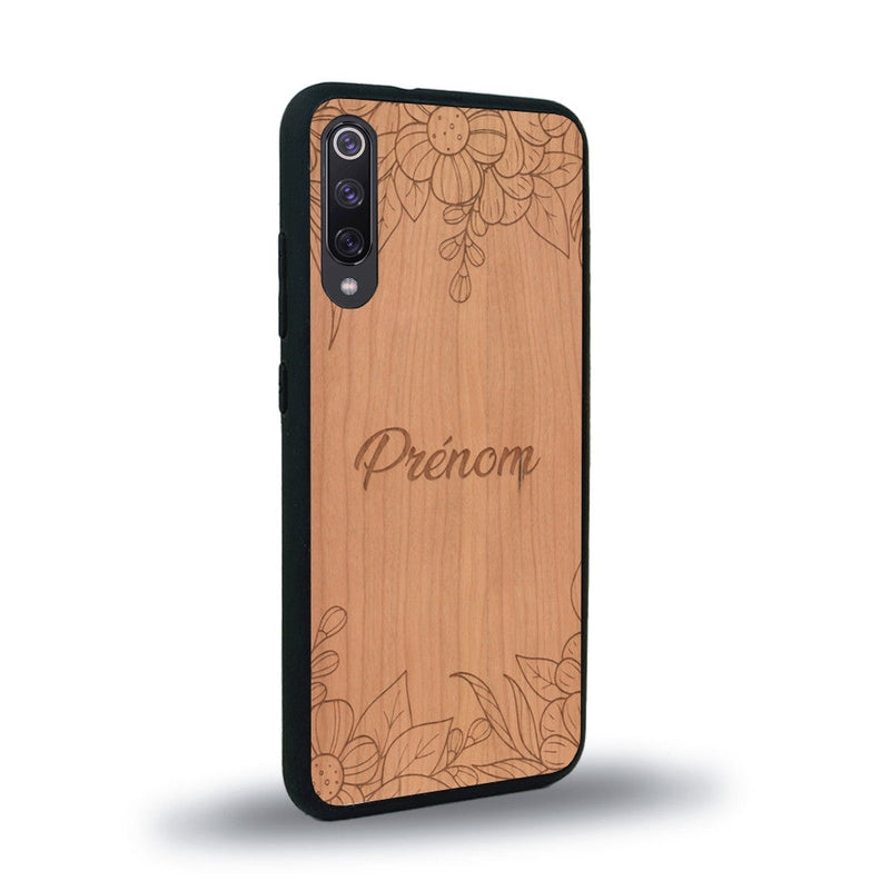 Coque de protection en bois véritable fabriquée en France pour Xiaomi Mi 9SE sur le thème de la fête des mères avec un motif représentant des fleurs et des feuilles