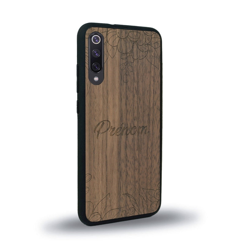 Coque de protection en bois véritable fabriquée en France pour Xiaomi Mi 9SE sur le thème de la fête des mères avec un motif représentant des fleurs et des feuilles