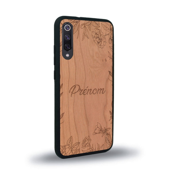 Coque de protection en bois véritable fabriquée en France pour Xiaomi Mi 9SE sur le thème de la fête des mères avec un motif représentant des fleurs et des feuilles