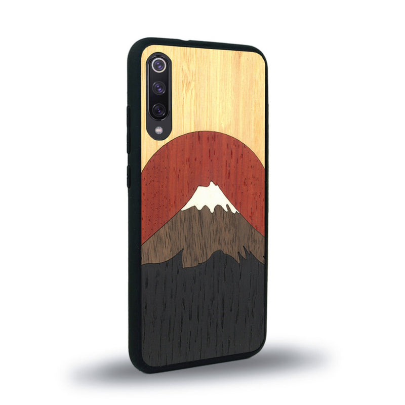 Coque de protection en bois véritable fabriquée en France pour Xiaomi Mi 9SE alliant plusieurs essences de bois pour représenter le mont Fuji