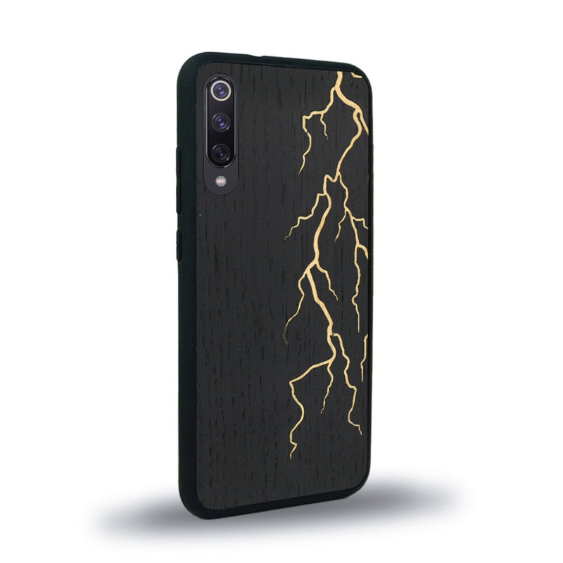 Coque de protection en bois véritable fabriquée en France pour Xiaomi Mi 9SE alliant plusieurs essences de bois pour représenter un éclair divin