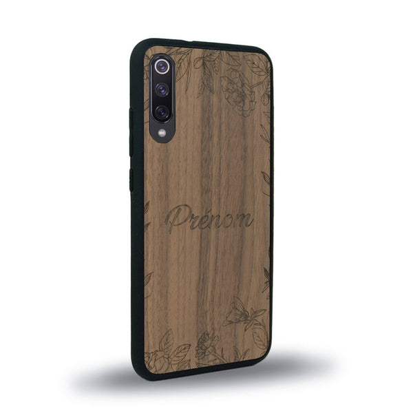 Coque de protection en bois véritable fabriquée en France pour Xiaomi Mi A3 sur le thème de la fête des mères avec un motif représentant des fleurs et des feuilles