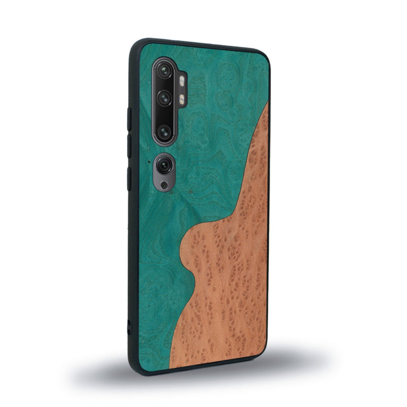 Coque de protection en bois véritable fabriquée en France pour Xiaomi Mi Note 10 Pro alliant plusieurs essences de bois pour représenter une plage paradisiaque