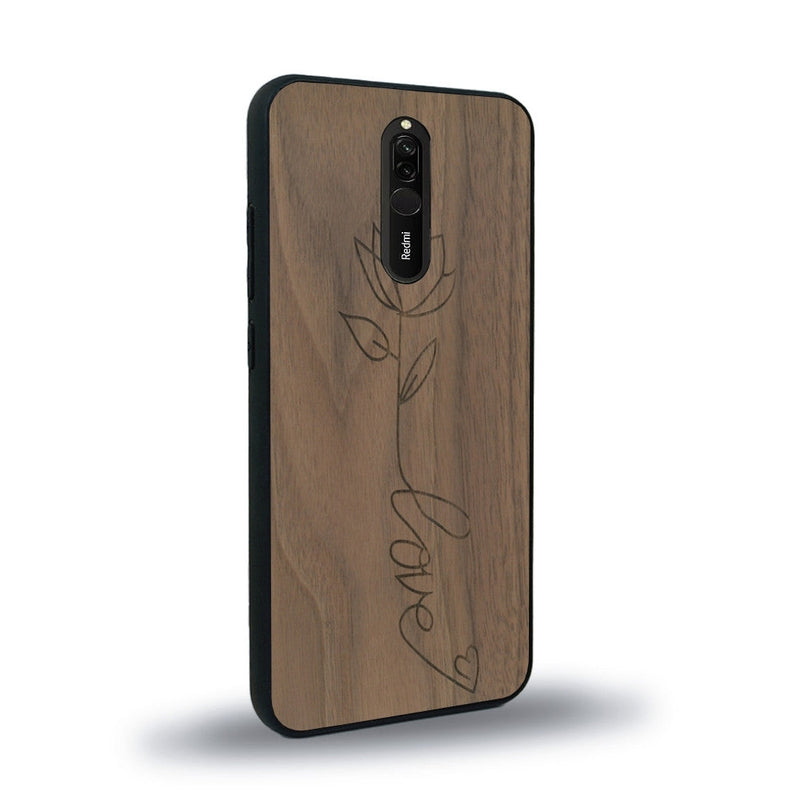 Coque de protection en bois véritable fabriquée en France pour Xiaomi Redmi 8 sur le thème de la fête des mères avec un motif représentant une fleur dont la tige forme le mot "love"