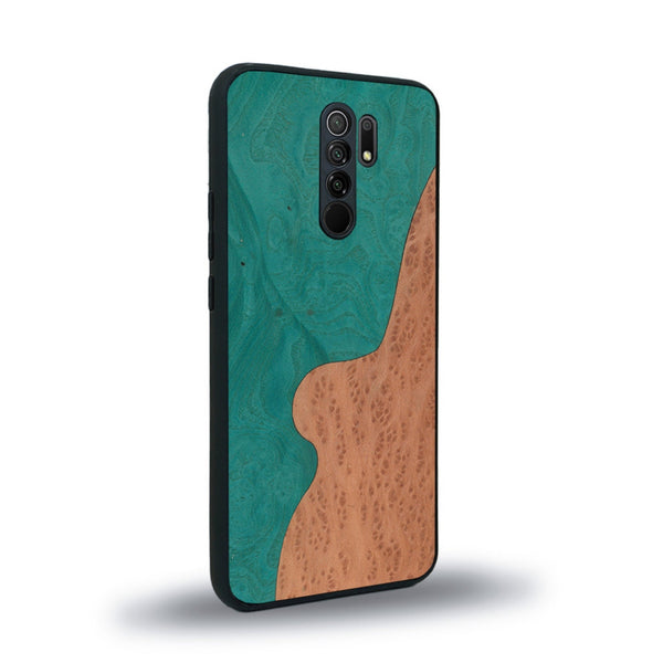 Coque de protection en bois véritable fabriquée en France pour Xiaomi Redmi 9 alliant plusieurs essences de bois pour représenter une plage paradisiaque