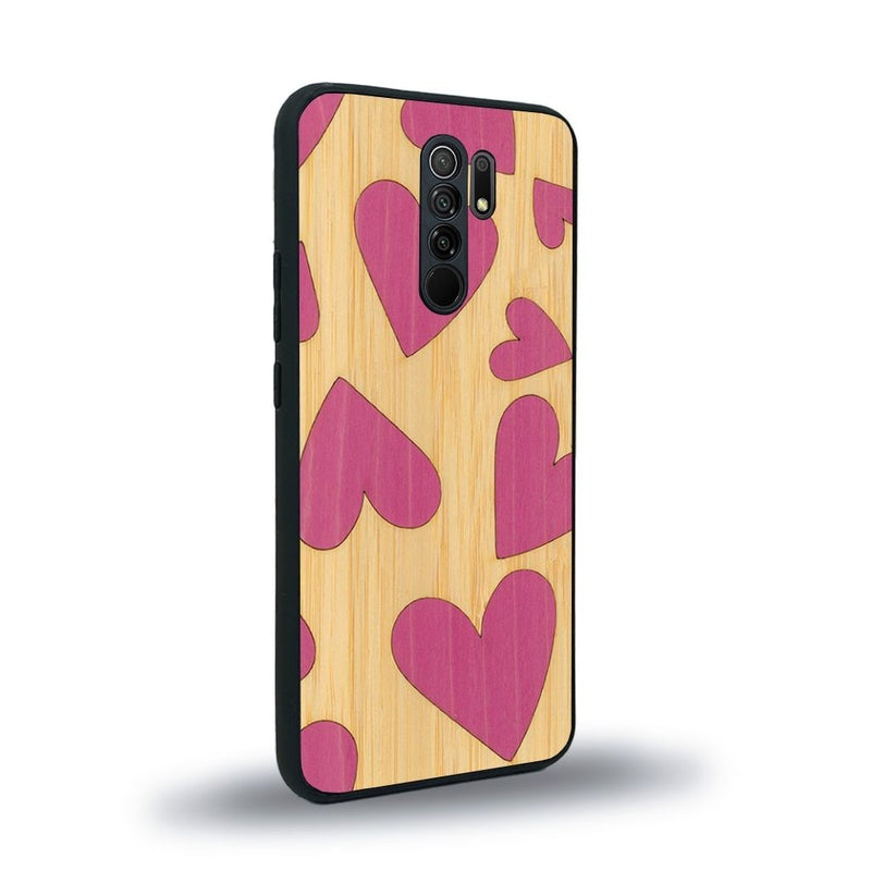 Coque de protection en bois véritable fabriquée en France pour Xiaomi Redmi 9 alliant plusieurs essences de bois pour représenter des coeurs pour les amoureux