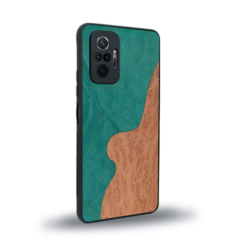 Coque de protection en bois véritable fabriquée en France pour Xiaomi Redmi Note 10 Pro alliant plusieurs essences de bois pour représenter une plage paradisiaque