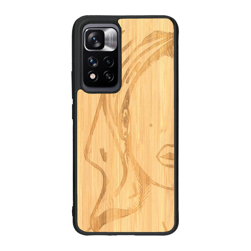 Coque de protection en bois véritable fabriquée en France pour Xiaomi Redmi Note 11 5G représentant une silhouette féminine épurée de type line art en collaboration avec l'artiste Maud Dabs