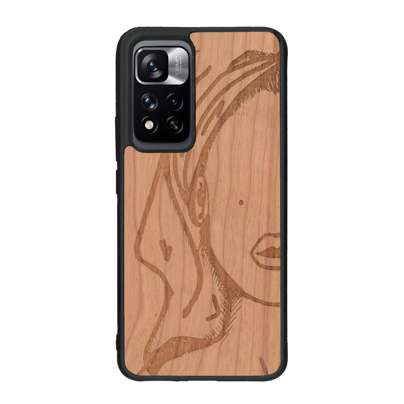 Coque de protection en bois véritable fabriquée en France pour Xiaomi Redmi Note 11 5G représentant une silhouette féminine épurée de type line art en collaboration avec l'artiste Maud Dabs