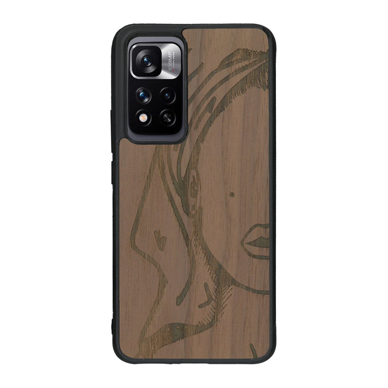 Coque de protection en bois véritable fabriquée en France pour Xiaomi Redmi Note 11 5G représentant une silhouette féminine épurée de type line art en collaboration avec l'artiste Maud Dabs