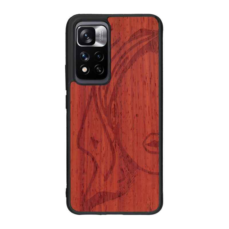 Coque de protection en bois véritable fabriquée en France pour Xiaomi Redmi Note 11 5G représentant une silhouette féminine épurée de type line art en collaboration avec l'artiste Maud Dabs