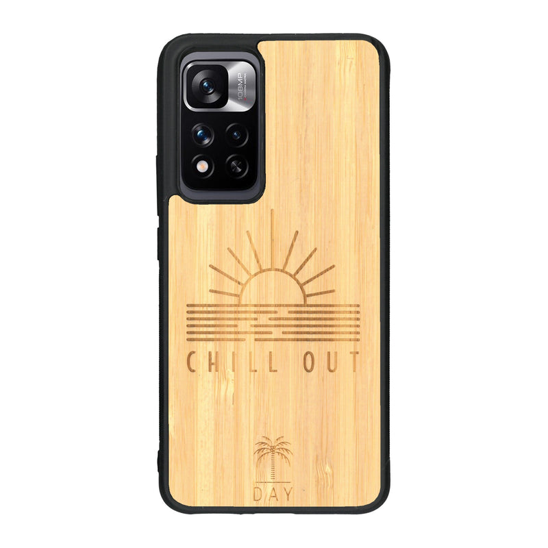 Coque de protection en bois véritable fabriquée en France pour Xiaomi Redmi Note 11 5G sur le thème chill avec un motif représentant un couché de soleil sur l'océan et la phrase "Chill out"