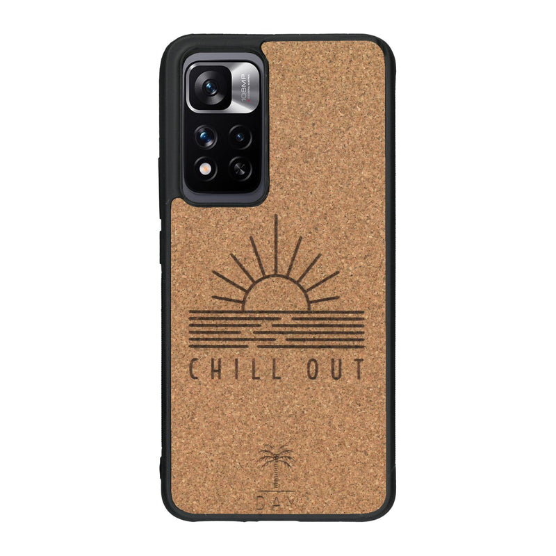 Coque de protection en bois véritable fabriquée en France pour Xiaomi Redmi Note 11 5G sur le thème chill avec un motif représentant un couché de soleil sur l'océan et la phrase "Chill out"