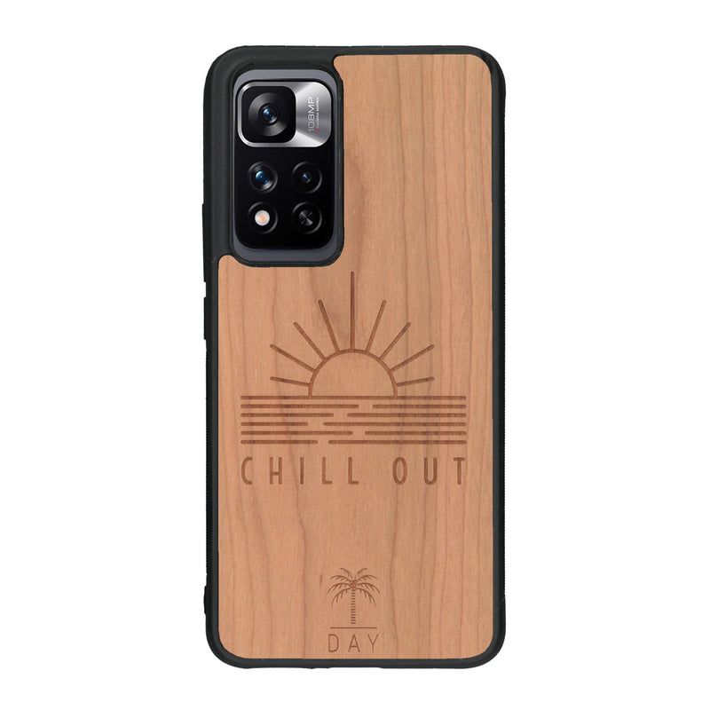 Coque de protection en bois véritable fabriquée en France pour Xiaomi Redmi Note 11 5G sur le thème chill avec un motif représentant un couché de soleil sur l'océan et la phrase "Chill out"