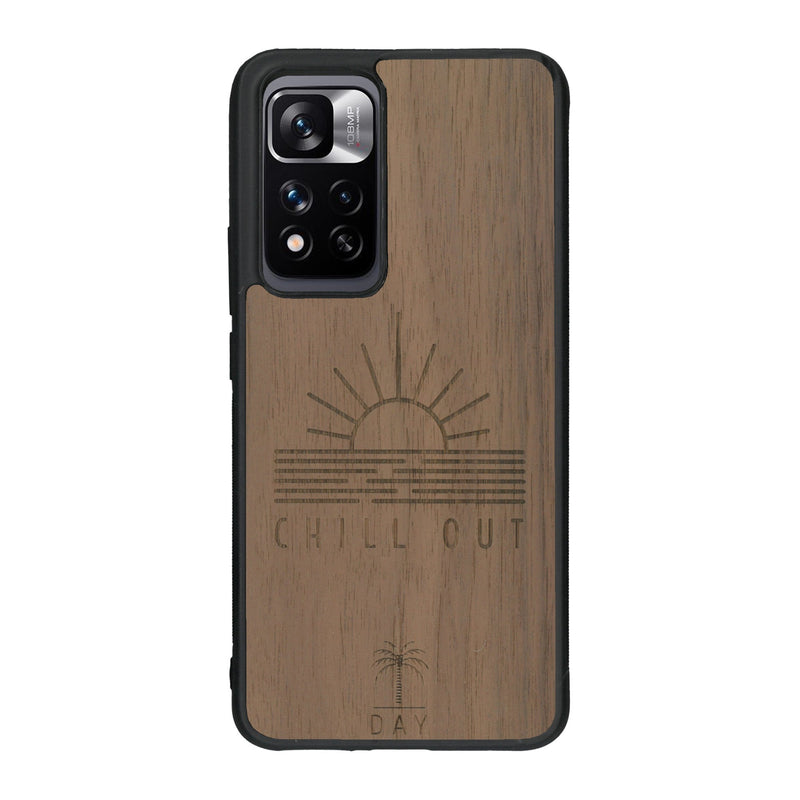 Coque de protection en bois véritable fabriquée en France pour Xiaomi Redmi Note 11 5G sur le thème chill avec un motif représentant un couché de soleil sur l'océan et la phrase "Chill out"