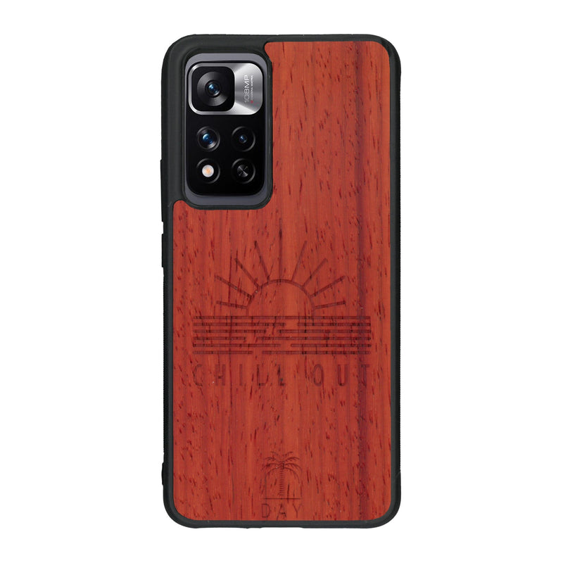 Coque de protection en bois véritable fabriquée en France pour Xiaomi Redmi Note 11 5G sur le thème chill avec un motif représentant un couché de soleil sur l'océan et la phrase "Chill out"