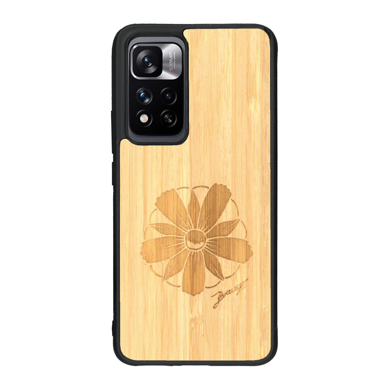 Coque de protection en bois véritable fabriquée en France pour Xiaomi Redmi Note 11 5G sur le thème des fleurs et de la montagne avec un motif de gravure représentant les pétales d'une fleur des montagnes