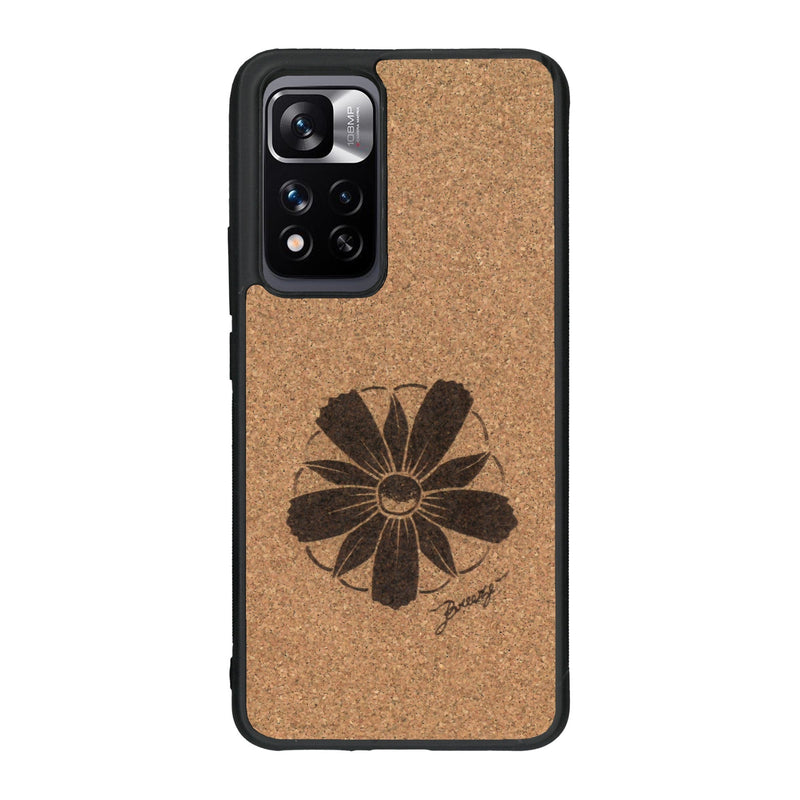 Coque de protection en bois véritable fabriquée en France pour Xiaomi Redmi Note 11 5G sur le thème des fleurs et de la montagne avec un motif de gravure représentant les pétales d'une fleur des montagnes