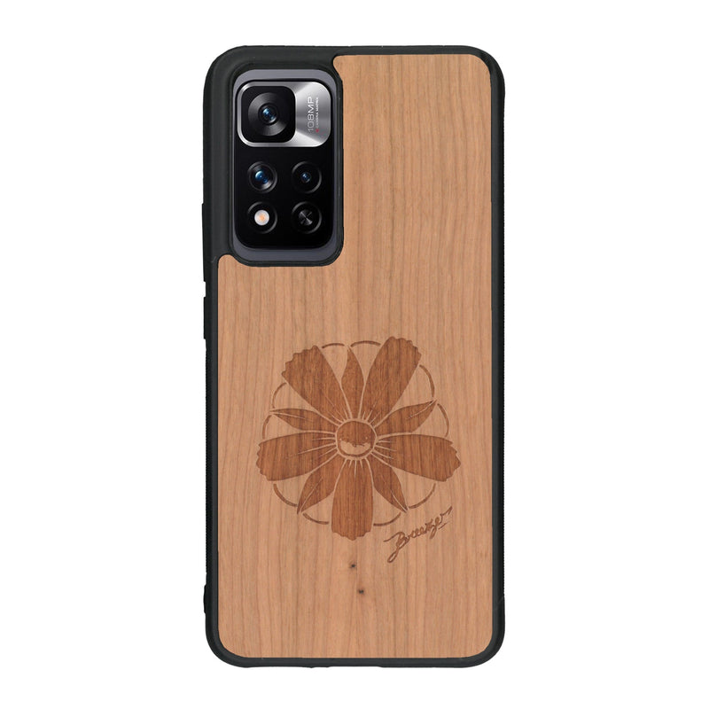 Coque de protection en bois véritable fabriquée en France pour Xiaomi Redmi Note 11 5G sur le thème des fleurs et de la montagne avec un motif de gravure représentant les pétales d'une fleur des montagnes