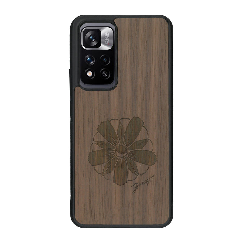 Coque de protection en bois véritable fabriquée en France pour Xiaomi Redmi Note 11 5G sur le thème des fleurs et de la montagne avec un motif de gravure représentant les pétales d'une fleur des montagnes