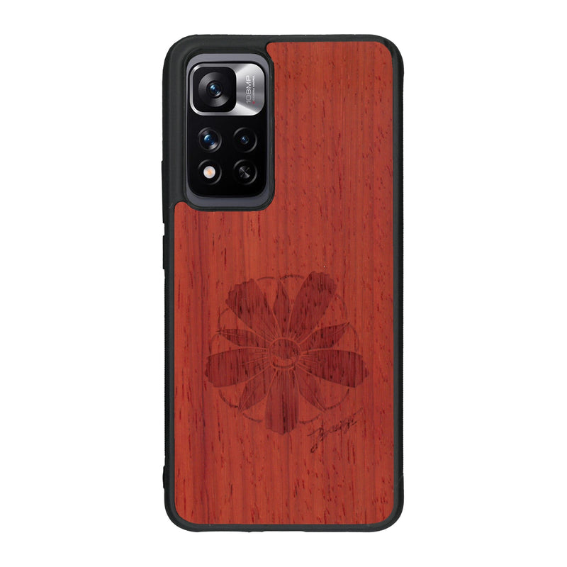 Coque de protection en bois véritable fabriquée en France pour Xiaomi Redmi Note 11 5G sur le thème des fleurs et de la montagne avec un motif de gravure représentant les pétales d'une fleur des montagnes