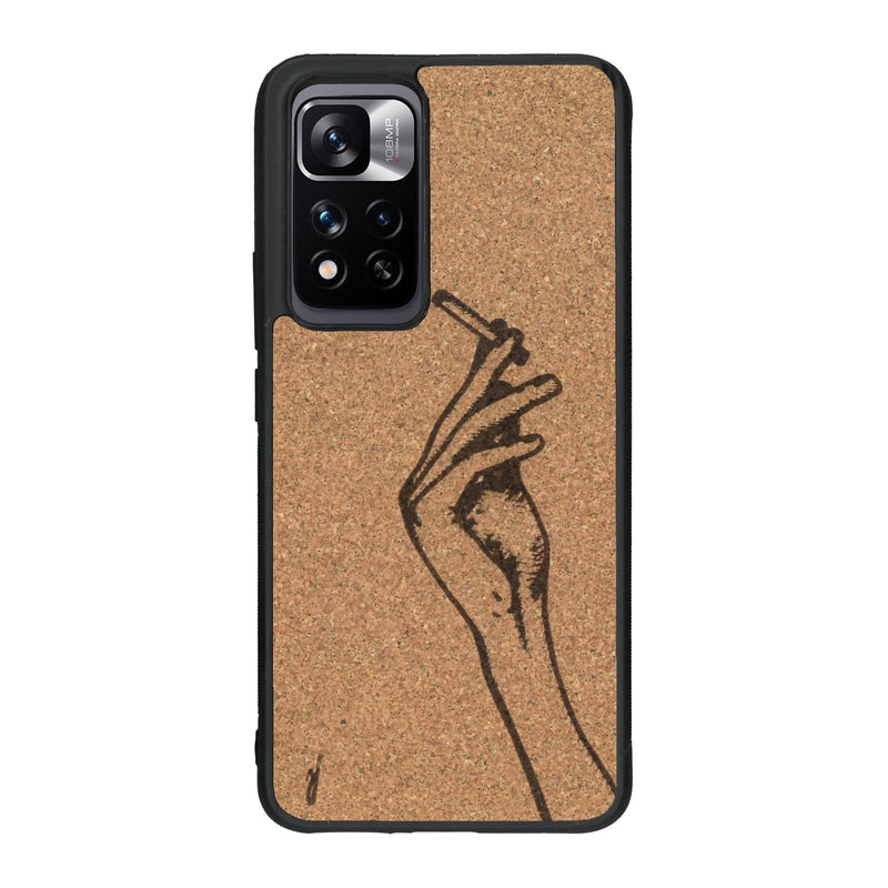 Coque de protection en bois véritable fabriquée en France pour Xiaomi Redmi Note 11 5G représentant une main de femme tenant une cigarette de type line art en collaboration avec l'artiste Maud Dabs