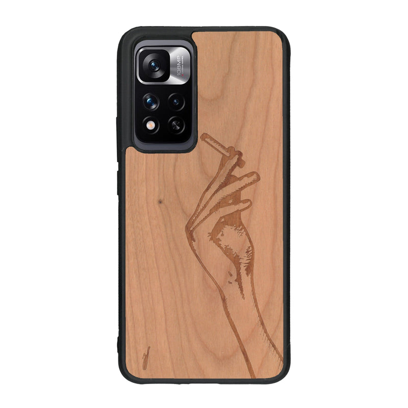 Coque de protection en bois véritable fabriquée en France pour Xiaomi Redmi Note 11 5G représentant une main de femme tenant une cigarette de type line art en collaboration avec l'artiste Maud Dabs