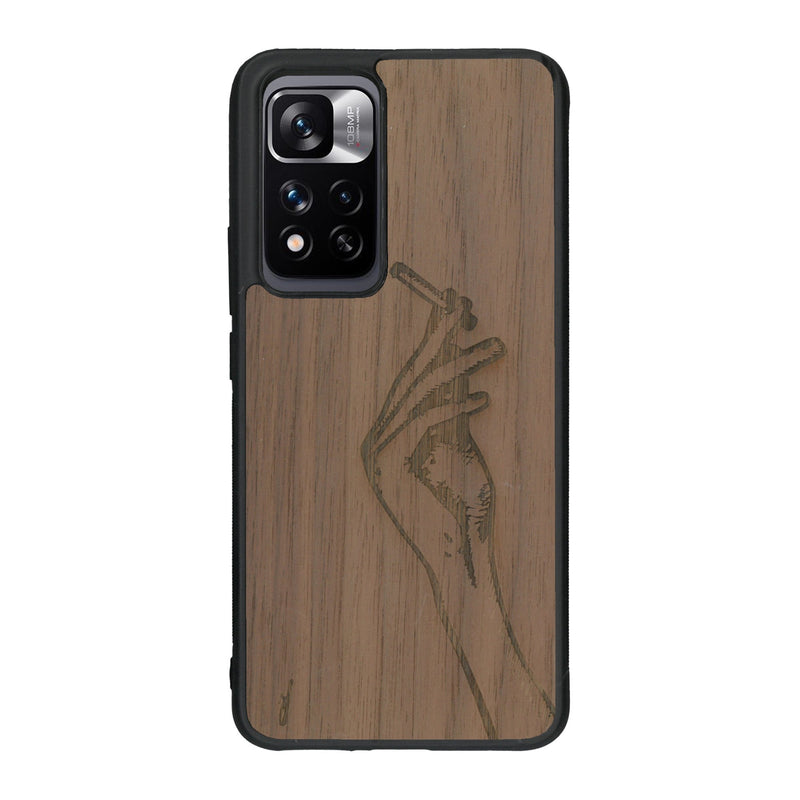 Coque de protection en bois véritable fabriquée en France pour Xiaomi Redmi Note 11 5G représentant une main de femme tenant une cigarette de type line art en collaboration avec l'artiste Maud Dabs