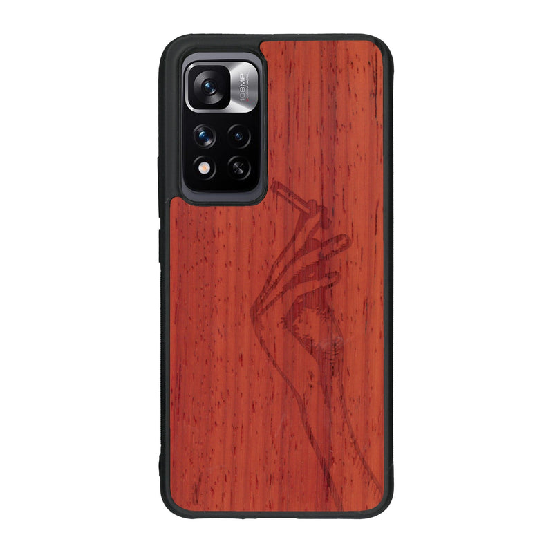 Coque de protection en bois véritable fabriquée en France pour Xiaomi Redmi Note 11 5G représentant une main de femme tenant une cigarette de type line art en collaboration avec l'artiste Maud Dabs