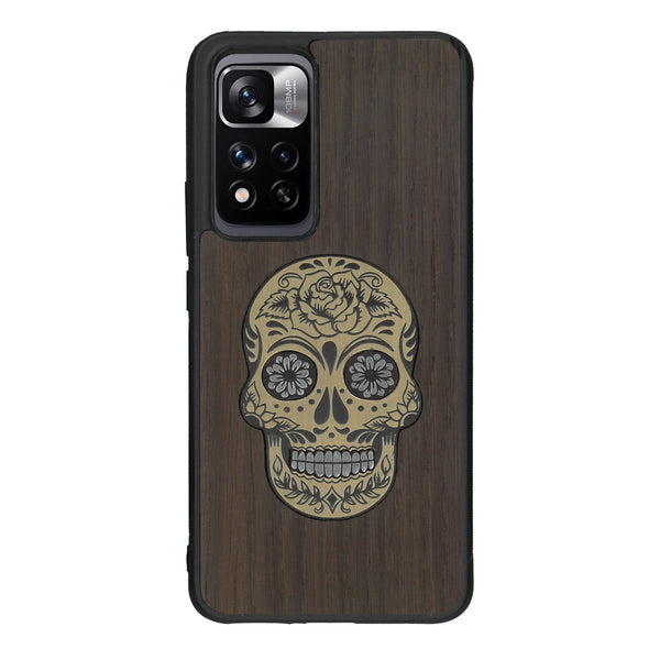 Coque de protection en bois véritable fabriquée en France pour Xiaomi Redmi Note 11 5G alliant du chêne fumé avec du métal argenté et doré représentant une tête de mort mexicaine sur le thème Dia de los Muertos