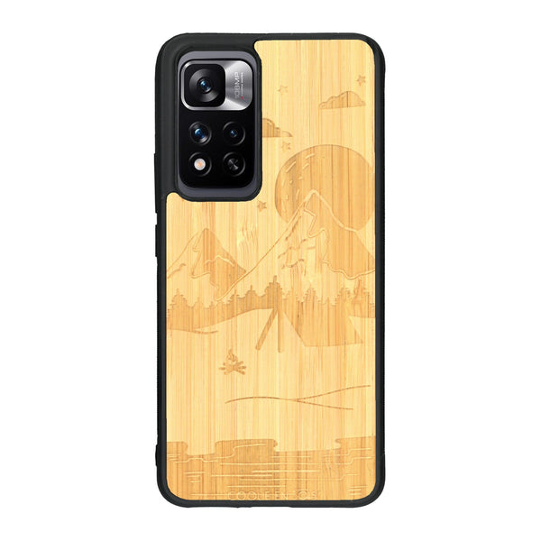 Coque de protection en bois véritable fabriquée en France pour Xiaomi Redmi Note 11 5G sur le thème du camping en pleine nature représentant une tente avec un feu de camp entouré de montagnes