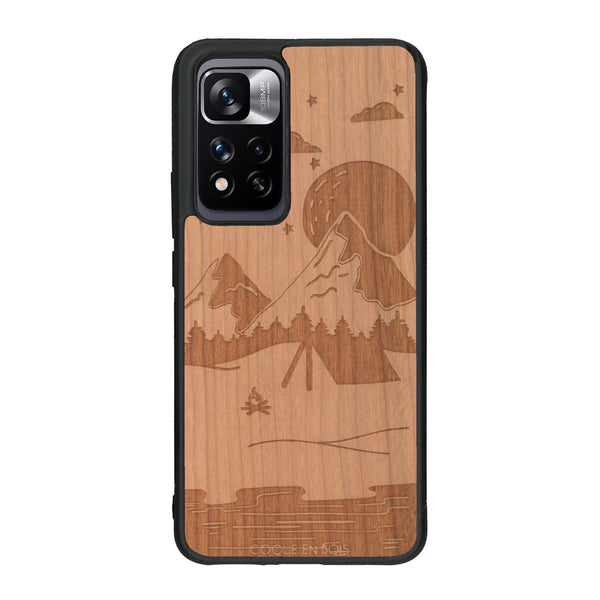 Coque de protection en bois véritable fabriquée en France pour Xiaomi Redmi Note 11 5G sur le thème du camping en pleine nature représentant une tente avec un feu de camp entouré de montagnes