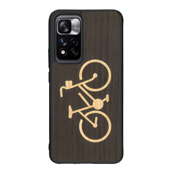 Coque de protection en bois véritable fabriquée en France pour Xiaomi Redmi Note 11 5G sur le theme du vélo et de l'outdoor qui allie du bambou et du chêne fumé représentant un vélo