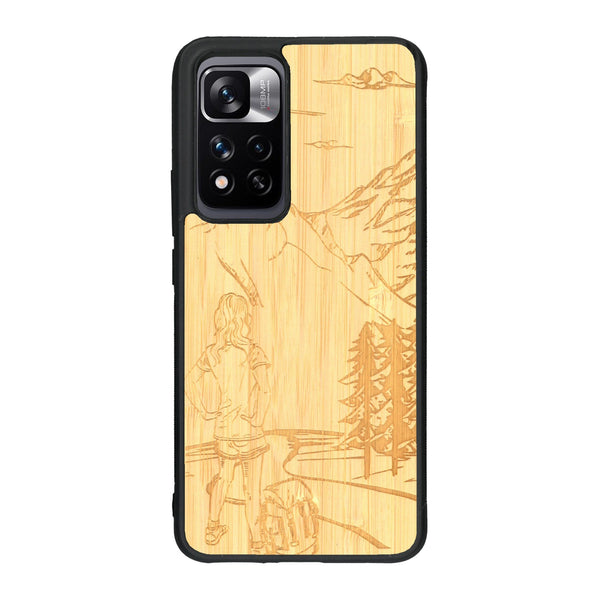 Coque de protection en bois véritable fabriquée en France pour Xiaomi Redmi Note 11 5G sur le thème de la randonnée en montagne et de l'aventure avec une gravure représentant une femme de dos face à un paysage de nature