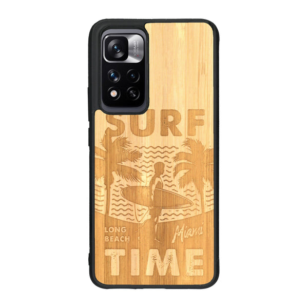 Coque de protection en bois véritable fabriquée en France pour Xiaomi Redmi Note 11 5G sur le thème chill avec un motif représentant une silouhette tenant une planche de surf sur une plage entouré de palmiers et les mots "Surf Time Long Beach Miami"