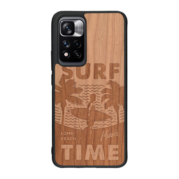 Coque de protection en bois véritable fabriquée en France pour Xiaomi Redmi Note 11 5G sur le thème chill avec un motif représentant une silouhette tenant une planche de surf sur une plage entouré de palmiers et les mots "Surf Time Long Beach Miami"