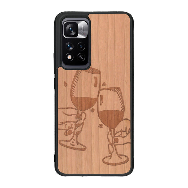 Coque de protection en bois véritable fabriquée en France pour Xiaomi Redmi Note 11 5G représentant une vue de face d'une flute de champagne dessinée à la main par l'artiste Maud Dabs