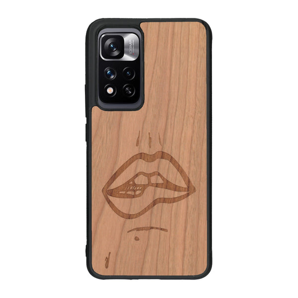 Coque de protection en bois véritable fabriquée en France pour Xiaomi Redmi Note 11 5G représentant de manière minimaliste une bouche de féminine se mordant le coin de la lèvre de manière sensuelle dessinée à la main par l'artiste Maud Dabs