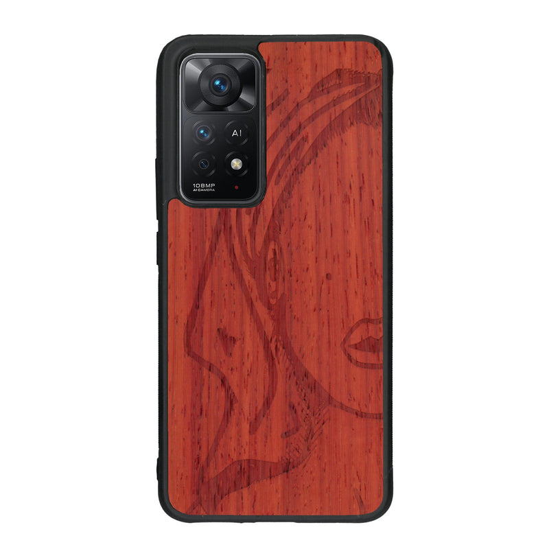 Coque de protection en bois véritable fabriquée en France pour Xiaomi Redmi Note 11 Pro représentant une silhouette féminine épurée de type line art en collaboration avec l'artiste Maud Dabs